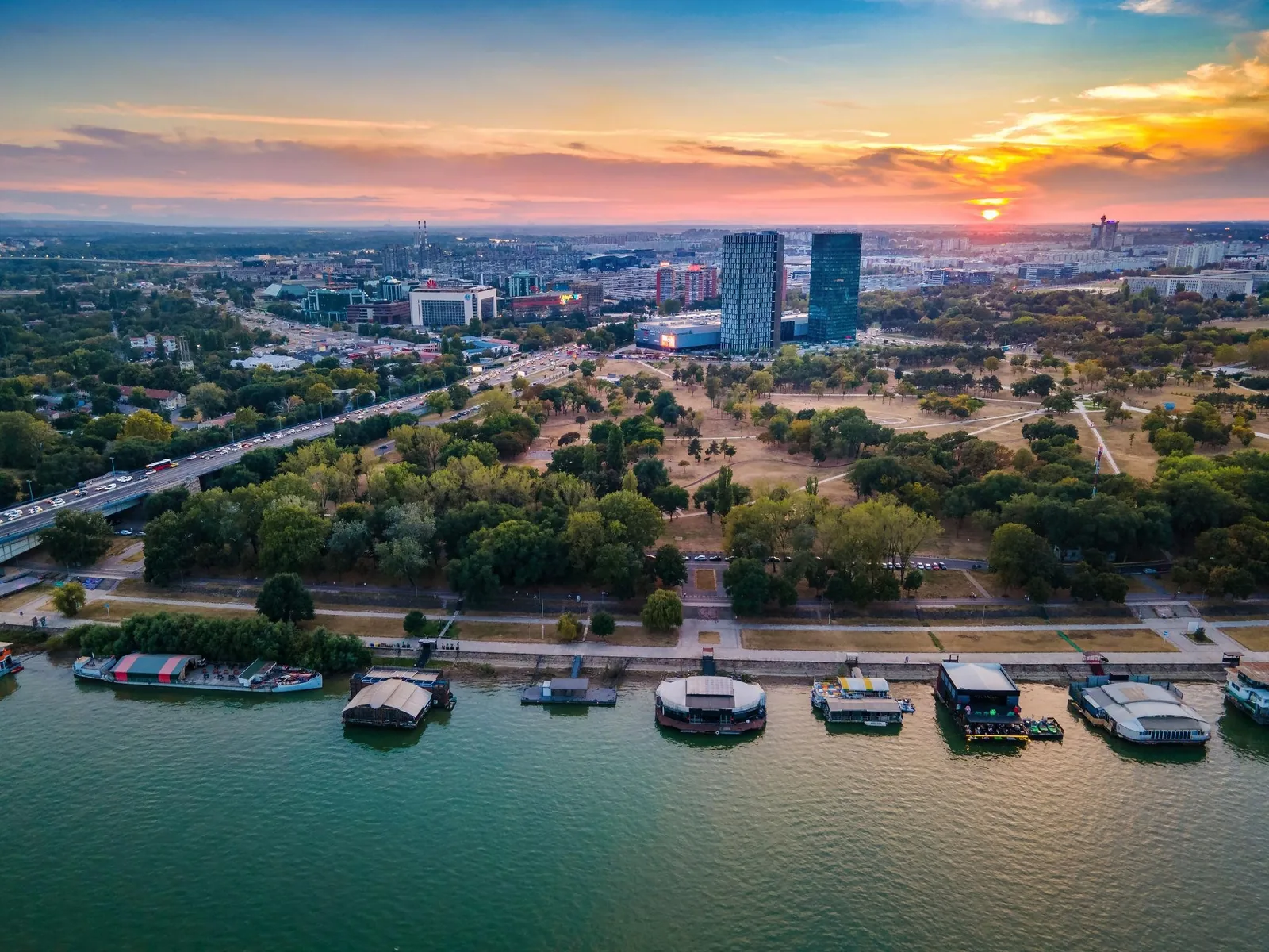 Rent a car Novi Beograd – novobeogradski blokovi i obala u suton