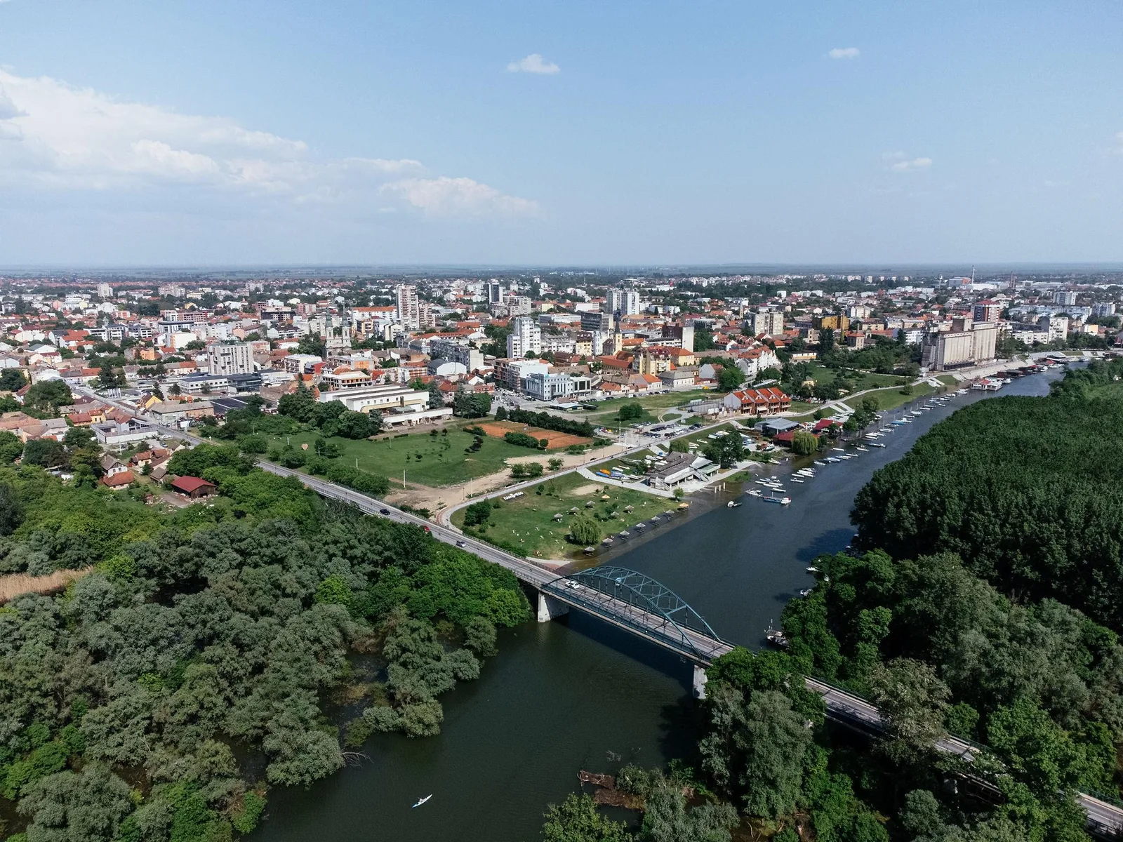 Rent a car Pančevo – pogled iz vazduha na Pančevo i reku