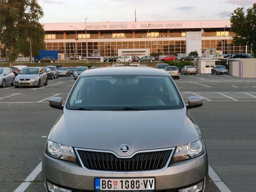 Nevian rent a car vozilo na parkingu aerodroma Nikola Tesla