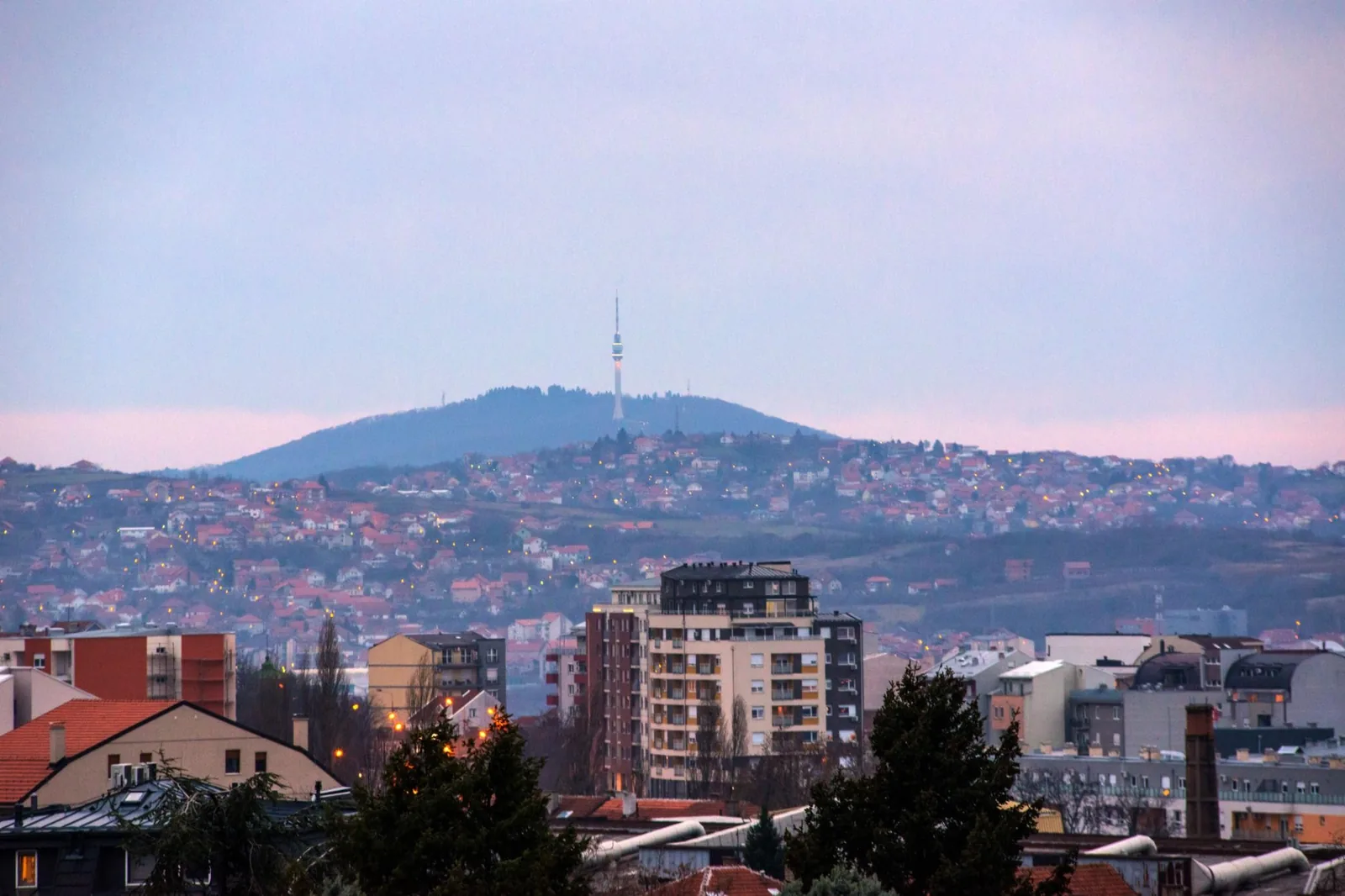 Rent a car Voždovac – panorama Voždovca i Avalskog tornja